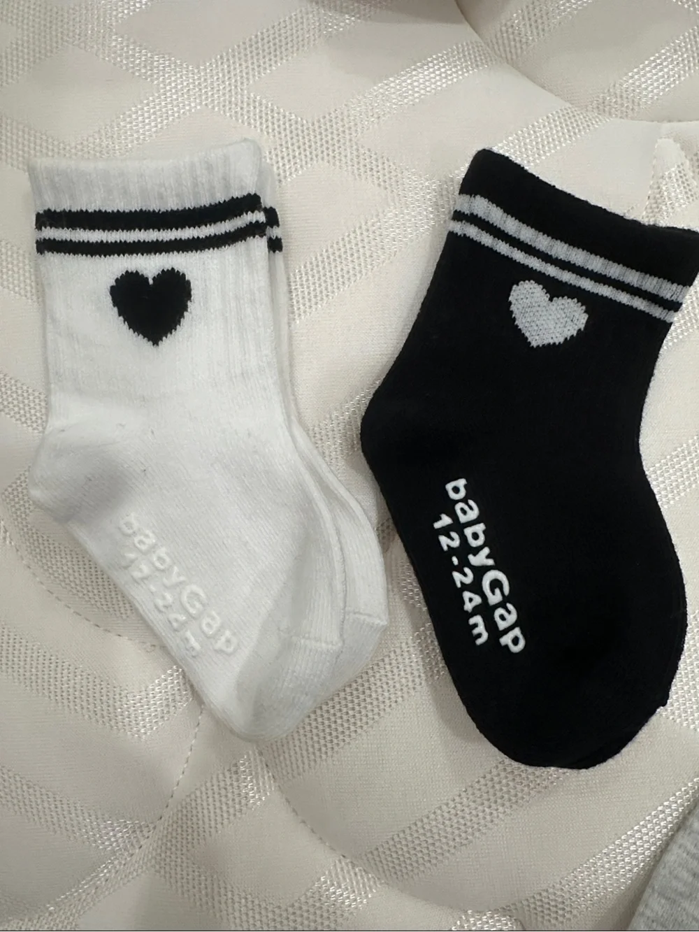 NWOT GAP Black & White Heart Crew Socks for Babies (2 pairs)